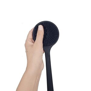 06e0cf523ceb4435b0633c662286fe41tplv-tulkllf4y5-origin-jpeg.jpeg Long handle silicone back scrubber for the ultimate shower experience! Say goodbye to rough scrubbing and hello to smooth, soft skin. Available in sleek black. #shower #skincare #bathandbody #softskin #selfcare