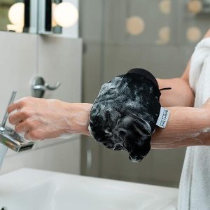 2f4cdb5b6ffb498282f92f35ca66102btplv-tulkllf4y5-origin-jpeg.jpeg Get silky smooth skin with this exfoliating glove! Say goodbye to dead skin cells and ingrown hairs. Perfect for prepping for a tan or just getting rid of rough patches. Try it out in black! #skincare #exfoliate