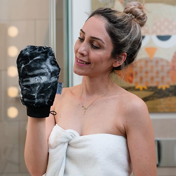 59563f109fb04ea896e8cd7370d20160tplv-tulkllf4y5-origin-jpeg.jpeg Get silky smooth skin with this exfoliating glove! Say goodbye to dead skin cells and ingrown hairs. Perfect for prepping for a tan or just getting rid of rough patches. Try it out in black! #skincare #exfoliate