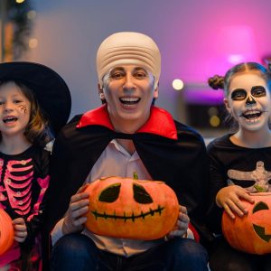 Get ready to rock the bald look with this complete costume set! Perfect for Halloween, cosplay, or just for fun. Stand out with the famous rapper-inspired style. #BaldIsBeautiful #CostumeGoals #HalloweenReady