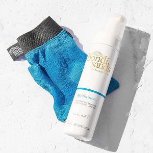 Get your skin glowing and ready for that flawless tan with this dual-sided exfoliating mitt! Say goodbye to tanning errors and hello to smooth, streak-free skin. Plus, it's durable and reusable for long-lasting use. One mitt, endless