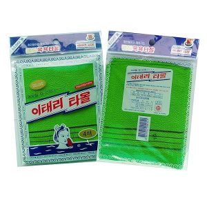 Get glowing skin with these colorful Asian exfoliating washcloths! Say goodbye to dull skin and hello to a radiant glow. Pack includes 8 cloths in vibrant red and green colors. #skincare #exfoliate #glow