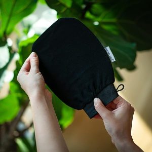 bb2031af347e4f858c58c8099beec031tplv-tulkllf4y5-origin-jpeg.jpeg Get silky smooth skin with this exfoliating glove! Say goodbye to dead skin cells and ingrown hairs. Perfect for prepping for a tan or just getting rid of rough patches. Try it out in black! #skincare #exfoliate