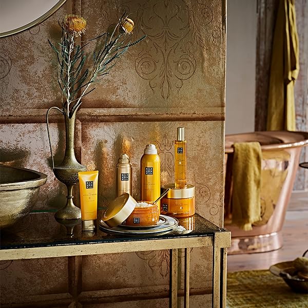 🚿✨ Get your skin glowing with this luxurious shower oil! Infused with sweet orange and cedar wood, it's the perfect pick-me-up for your morning routine. Plus, the energizing properties and Vitamin C will leave you feeling refreshed